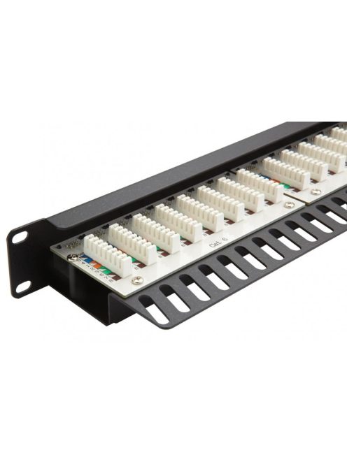 UTP 24 portos patch panel; cat5e; 1U; fekete; tehermentesítővel